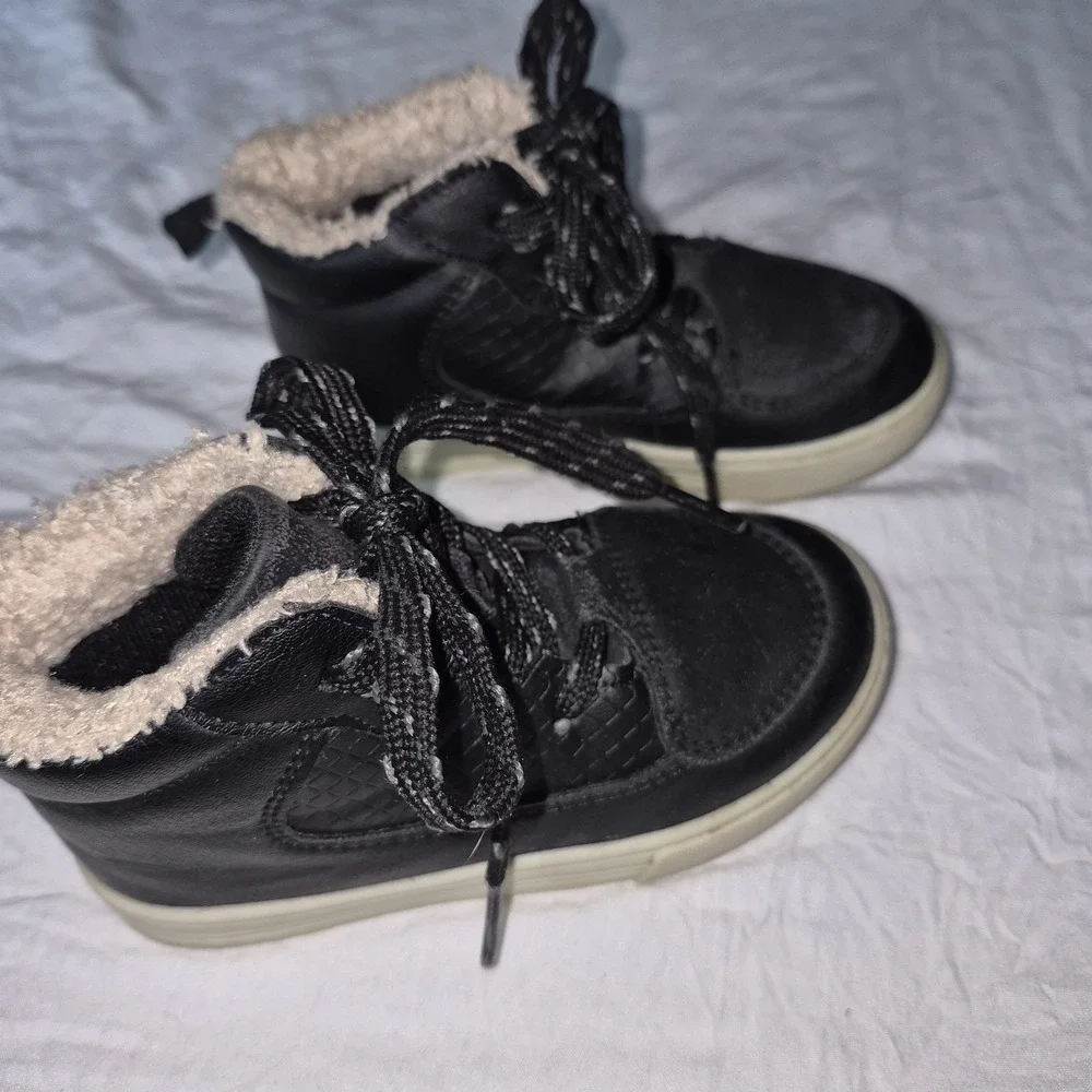 OshKosh B'gosh Castle Kids Black Faux Fur Lined Lace-Up High Top Sneakers 7M